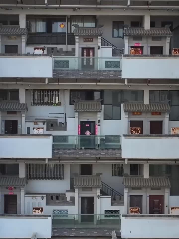 全国唯一空中徽派建筑，家家青瓦白墙砖雕门楼