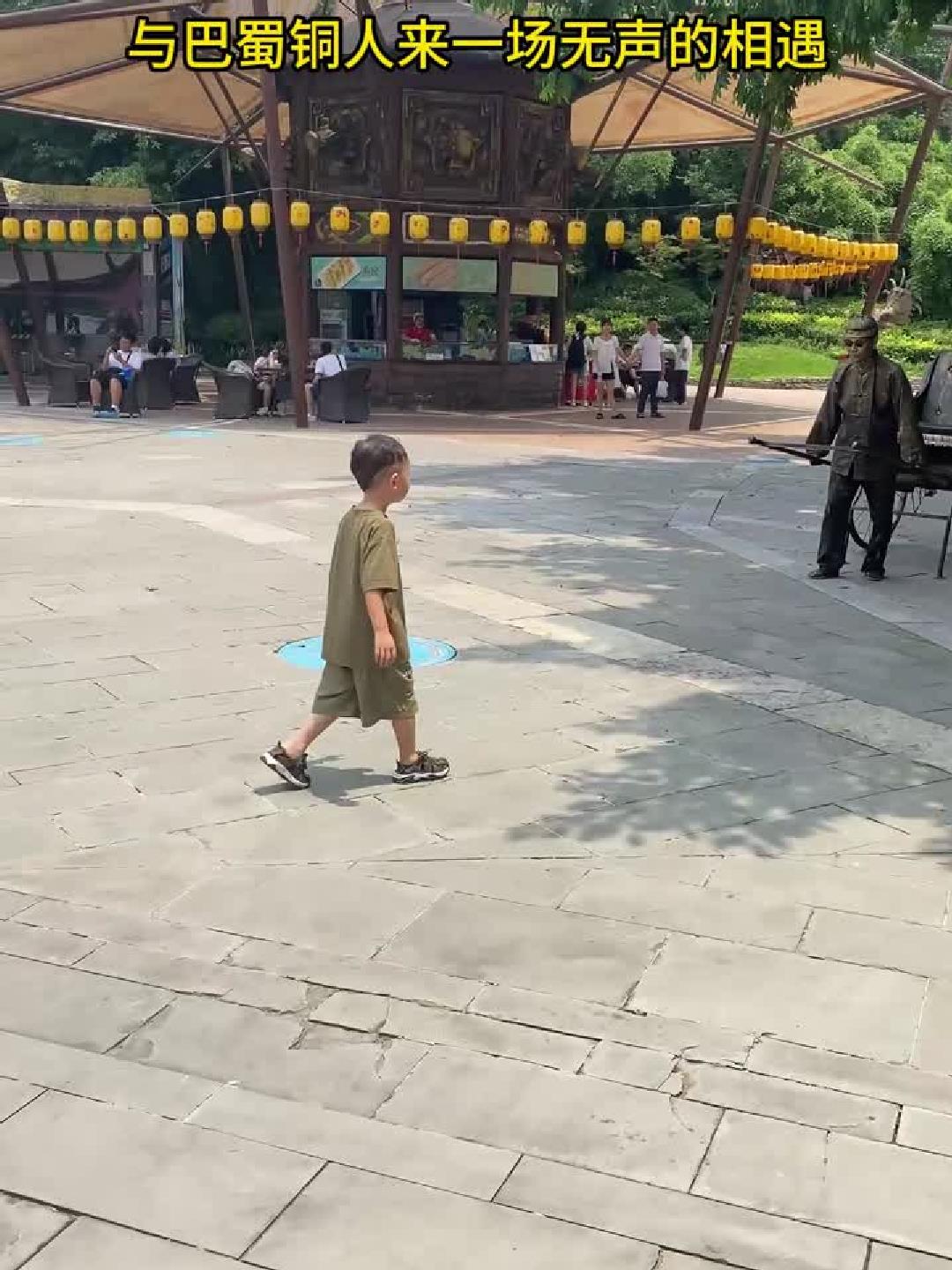 不是，小孩哥，我就想给你吃个糖葫芦。你哇哇的跑啥？