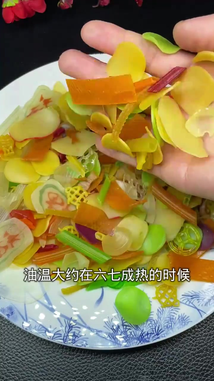 这个虾片吃起来酥酥脆脆的,还特别可爱