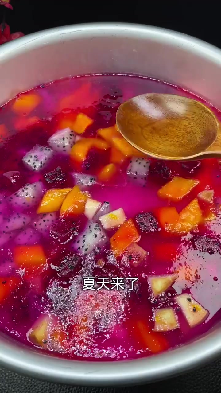 给孩子做,他喜欢吃的水果果冻蛋糕吧