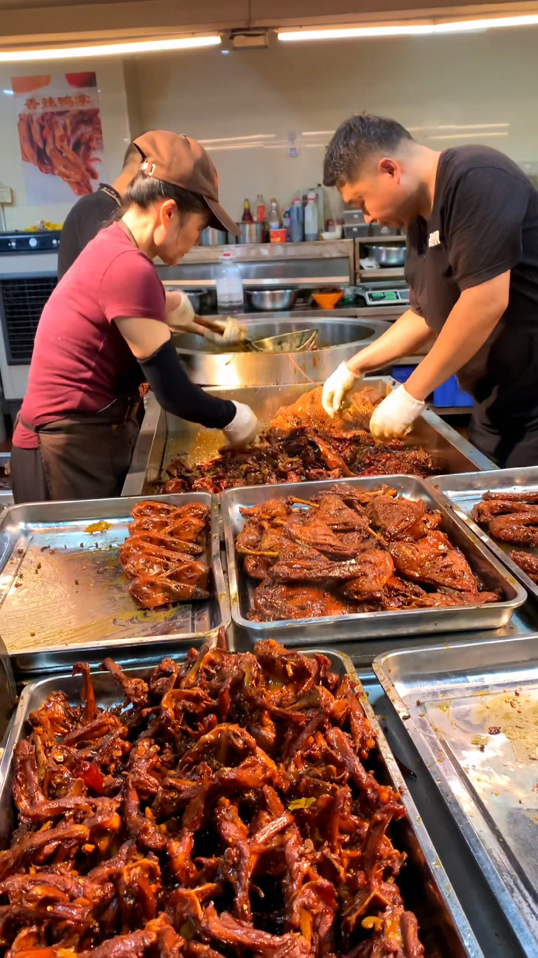 随着我的镜头,来欣赏我们的武汉黑鸭系列,甜麻辣酱香,回味无穷