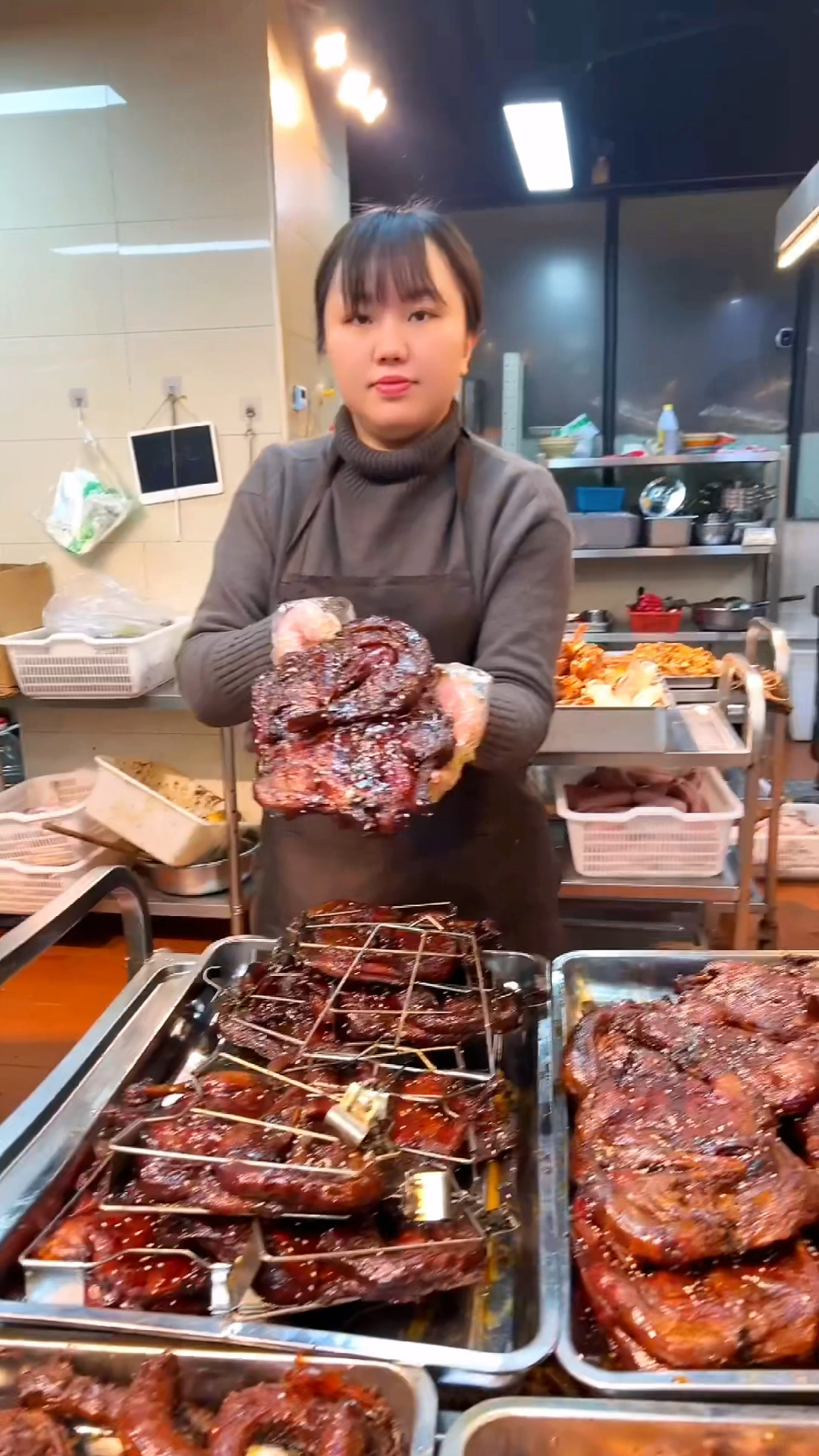 武汉黑鸭系列，麻辣系列，酱板鸭都已出锅，放凉后分到各个摊位！