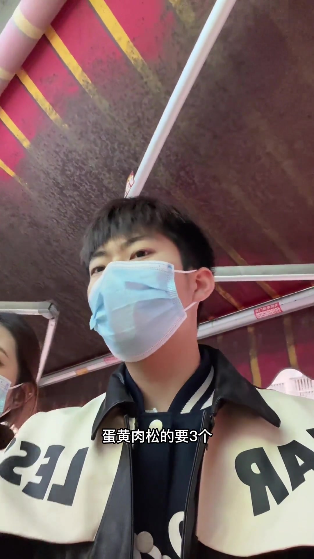 目前这个大环境竟然还排队 确实很好吃 蛋黄肉松馅料很多