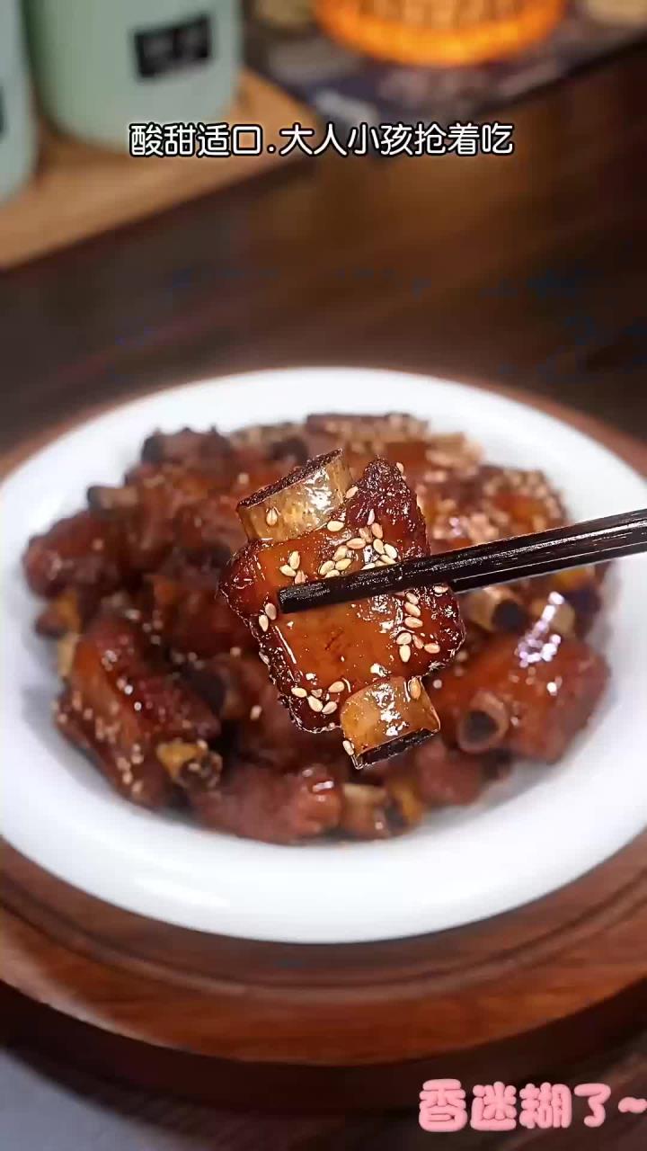 今天教你一个糖醋排骨的经典做法,不油不腻,做法简单好吃不塞牙!