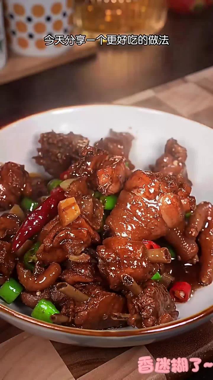 以后鸡买回来不要总是煲汤或者红烧，你就像我这样做个红烧辣子鸡，做法简单比饭店的还
