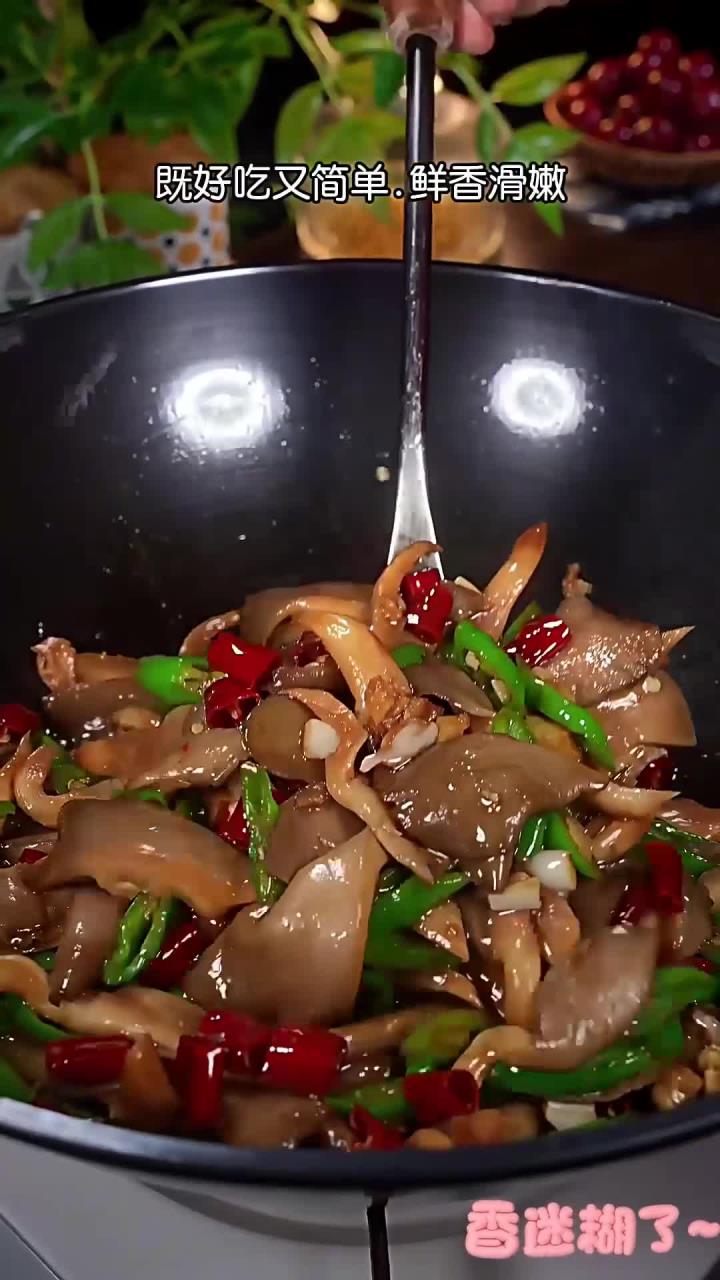 天天大鱼大肉吃腻了,不妨试试这道素炒蘑菇,做法简单,鲜香滑嫩又下饭