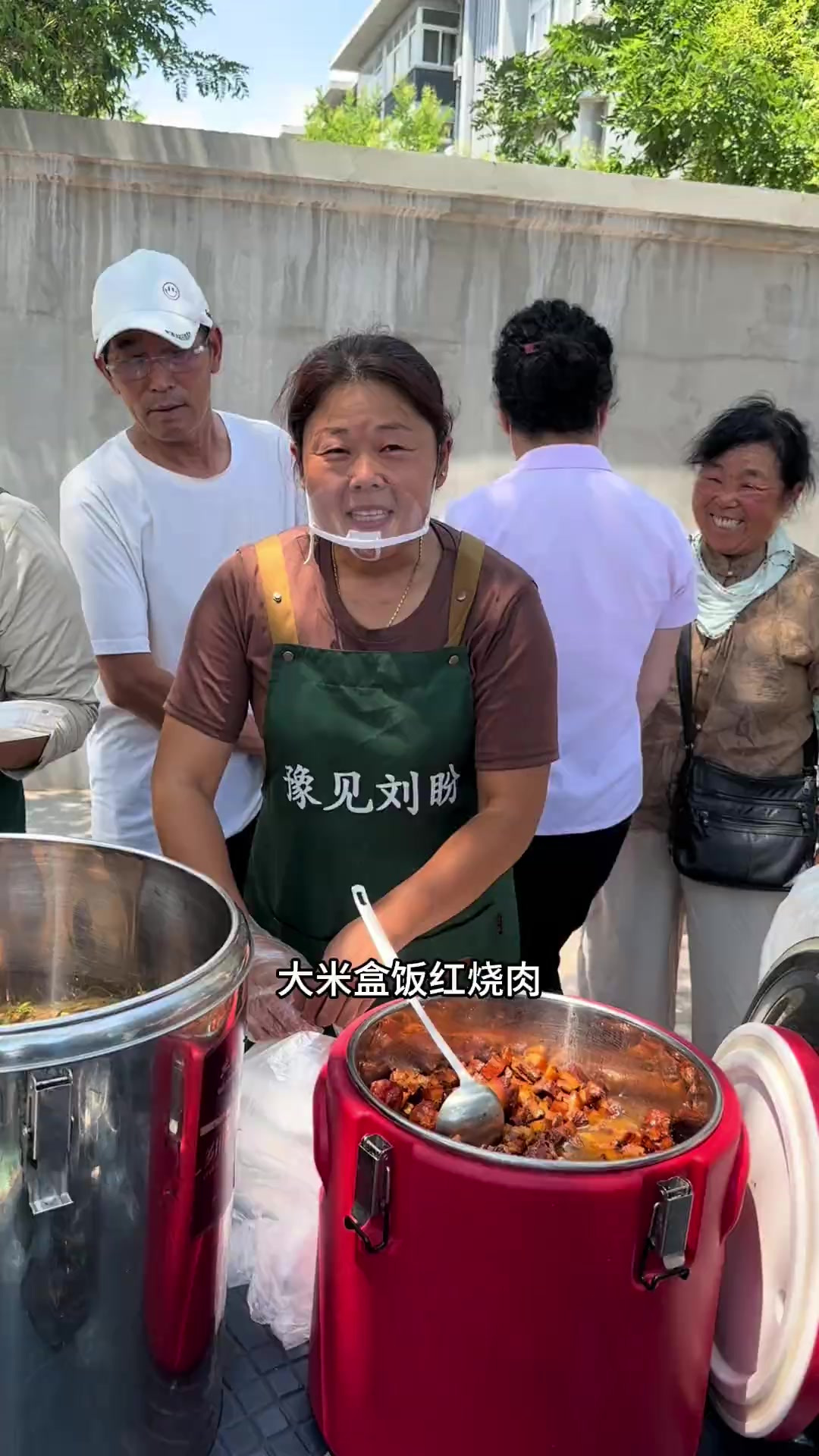 今天做了一大桶红烧肉，两锅米饭，还有一个凉菜，到城里摆摊不到一小时都卖完了