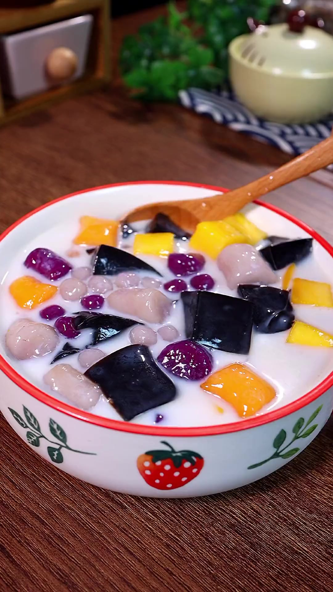 夏天最爱吃的芒果龟苓膏，自己在家做也很简单，Q弹又爽滑