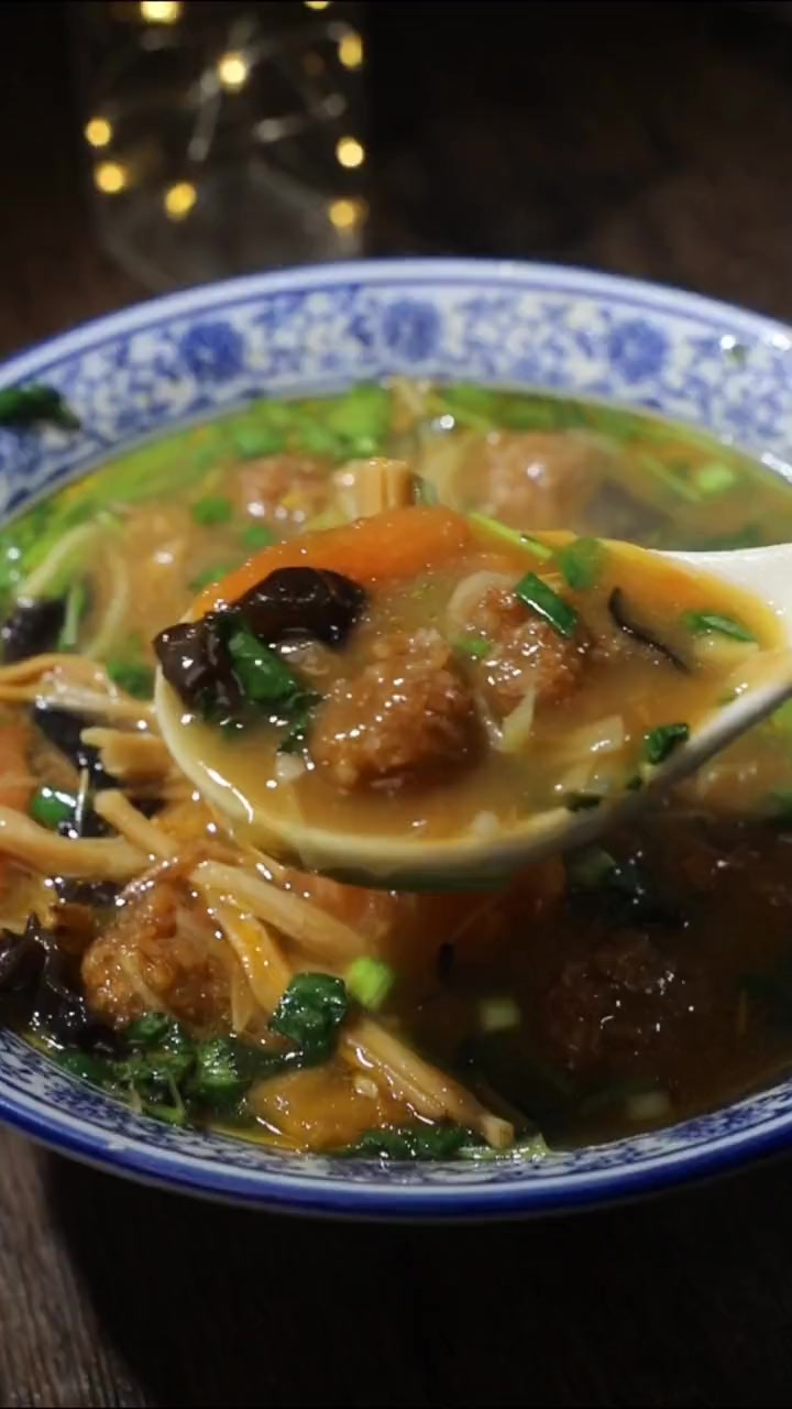 酸汤炸焦丸，河南特色美食，丸子焦香，汤酸开胃，过年必备美食