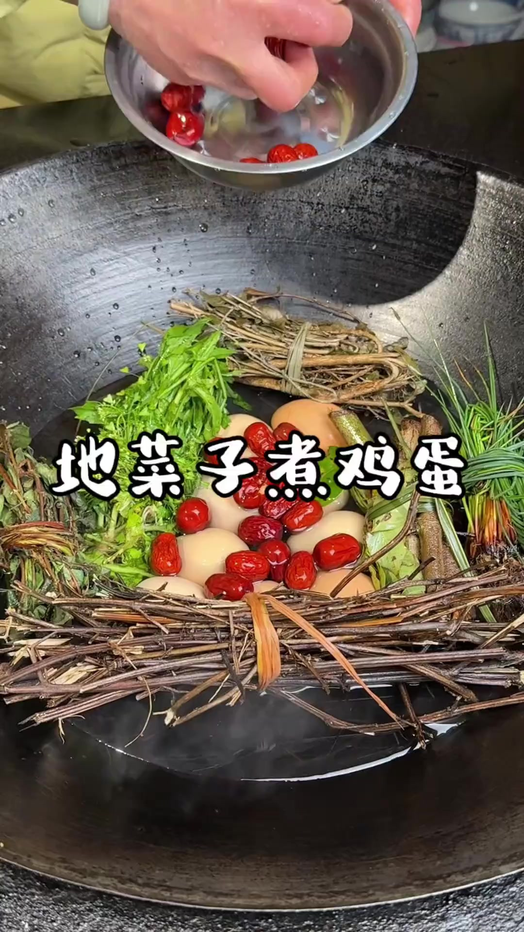 在我们湖南三月三这一天必吃一碗地菜子煮鸡蛋，你们那边有这种习