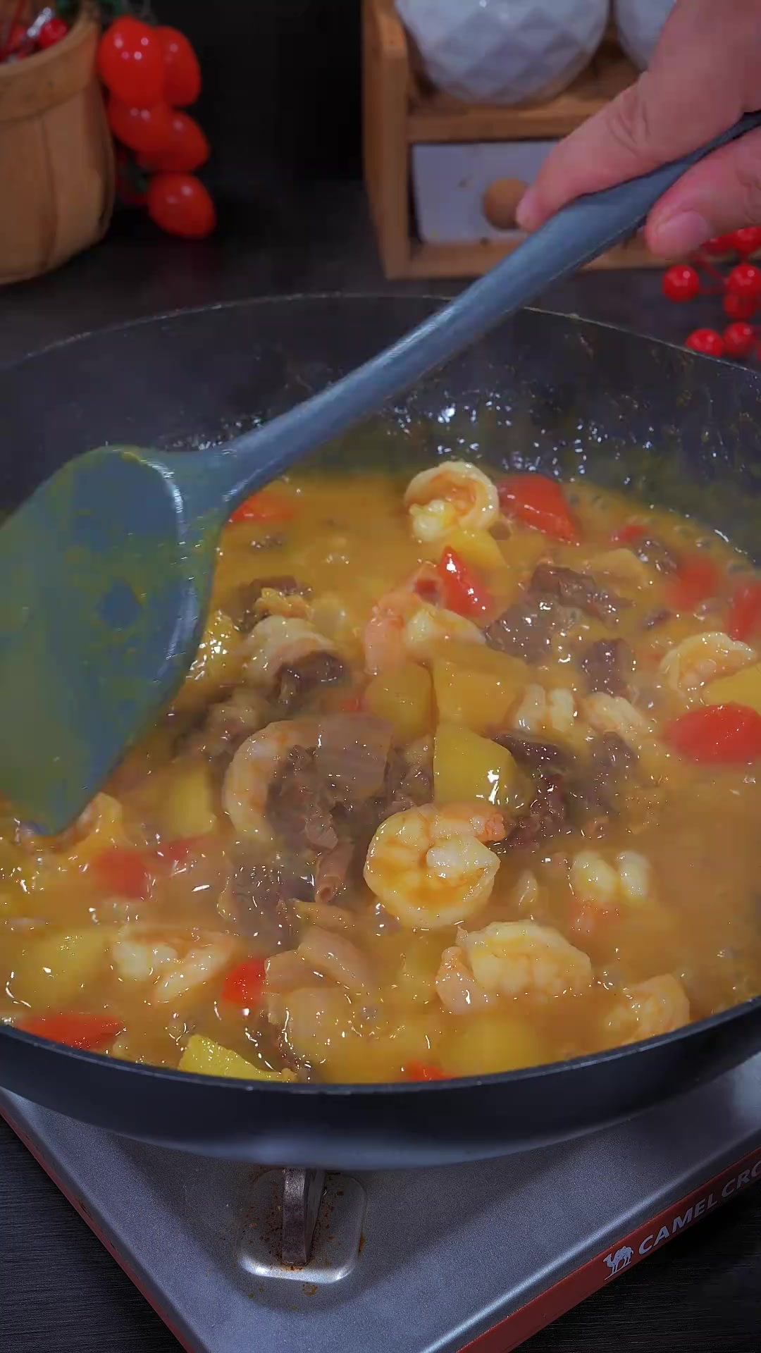 每次我做这个咖喱牛肉虾仁饭，我家孩子总能乖乖吃上两大碗米饭