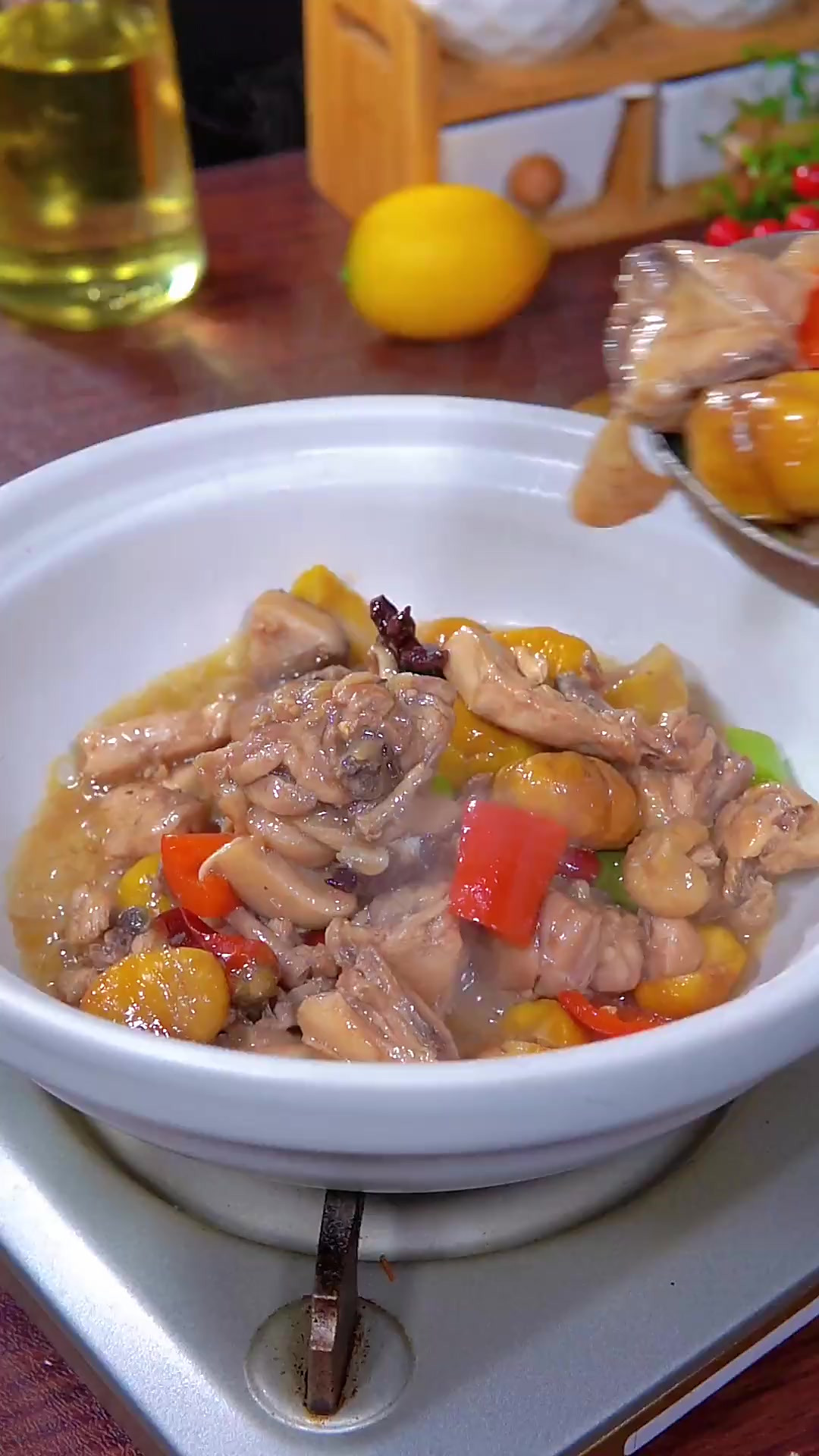 买回来的鸡就像我这样做个板栗烧鸡，板栗的清甜配上鸡肉的嫩滑