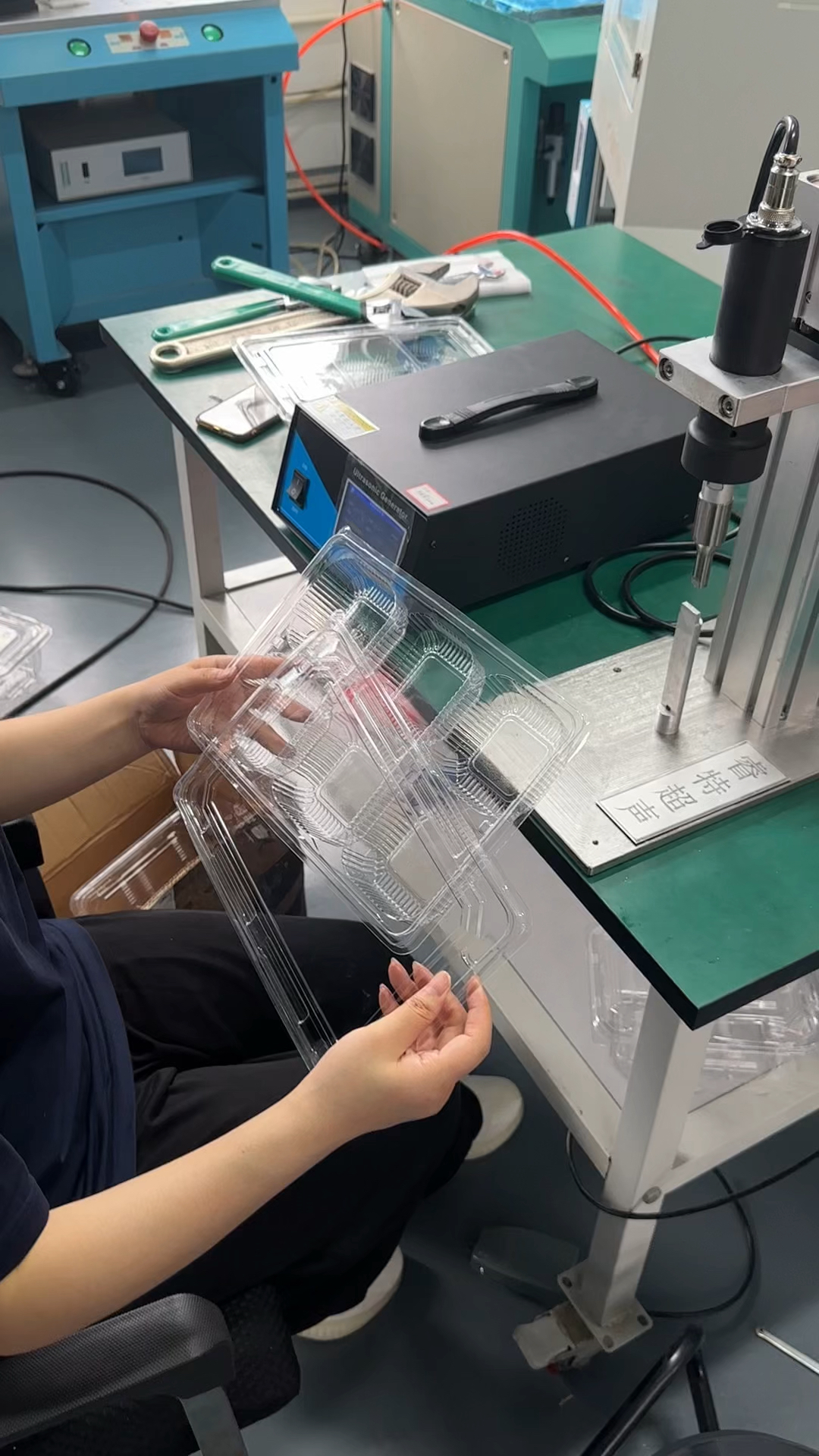 塑料包装盒超声波焊接封口
