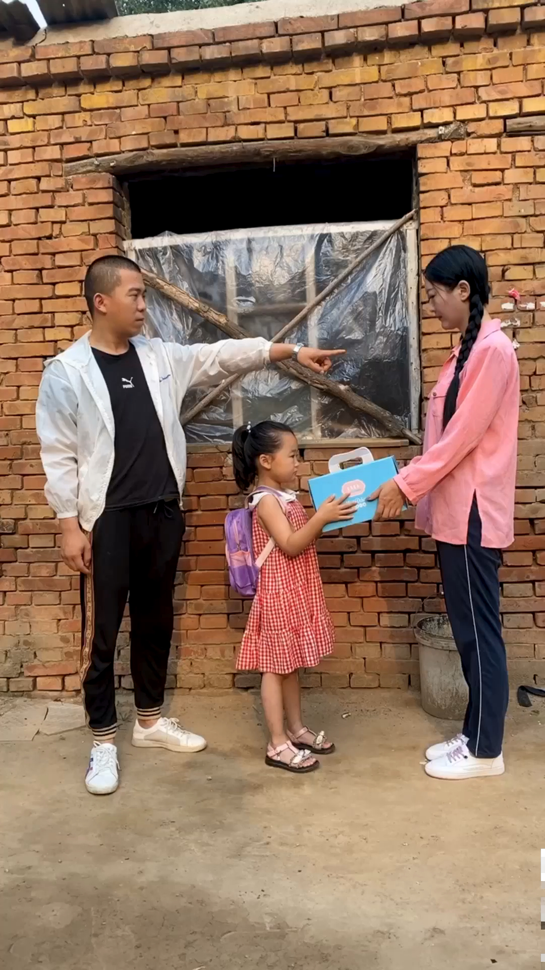 女儿这么小就懂得感恩，知道给妈妈准备生日蛋糕