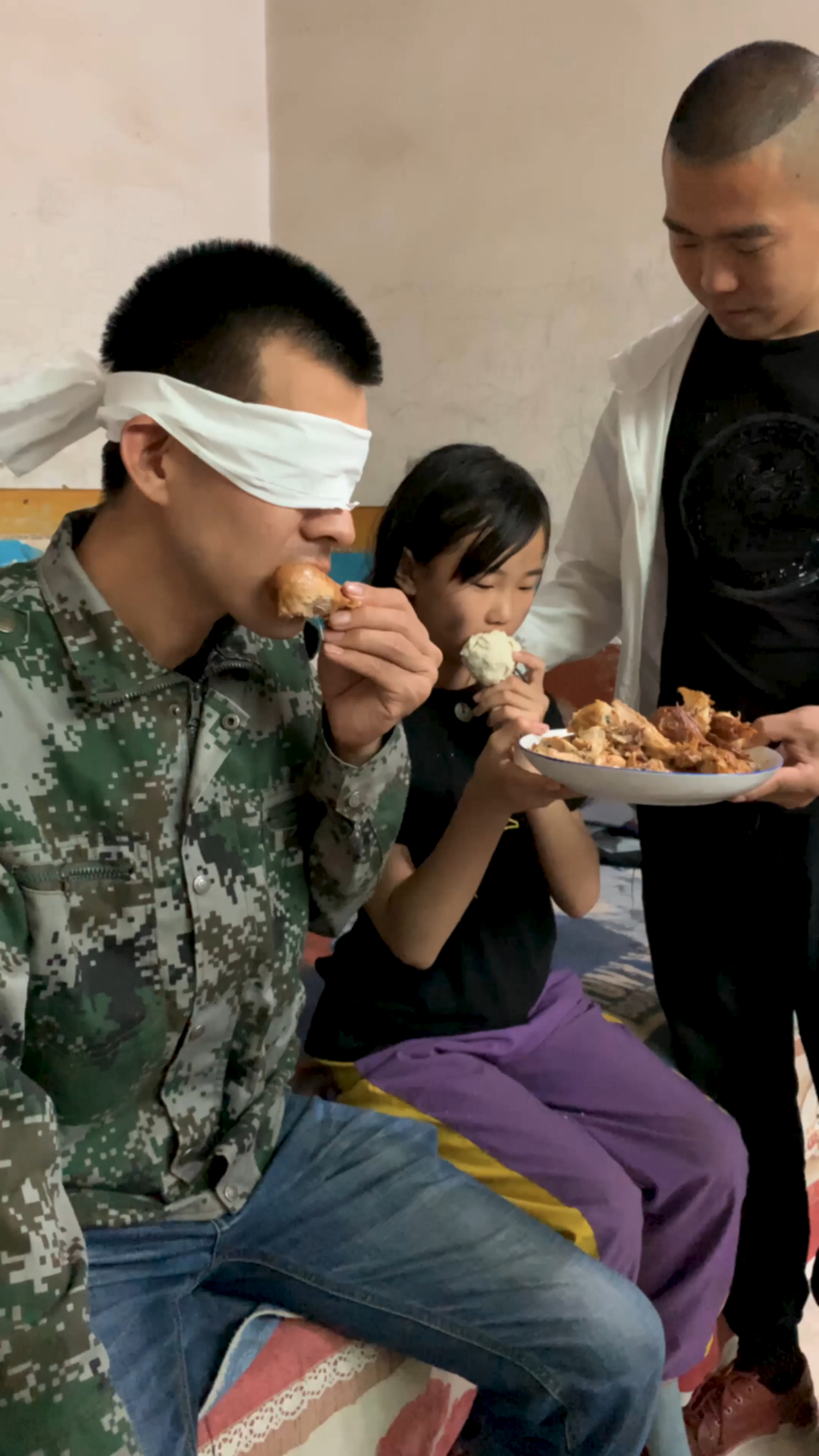 女儿偷走鸡腿原来是为了给爸爸吃