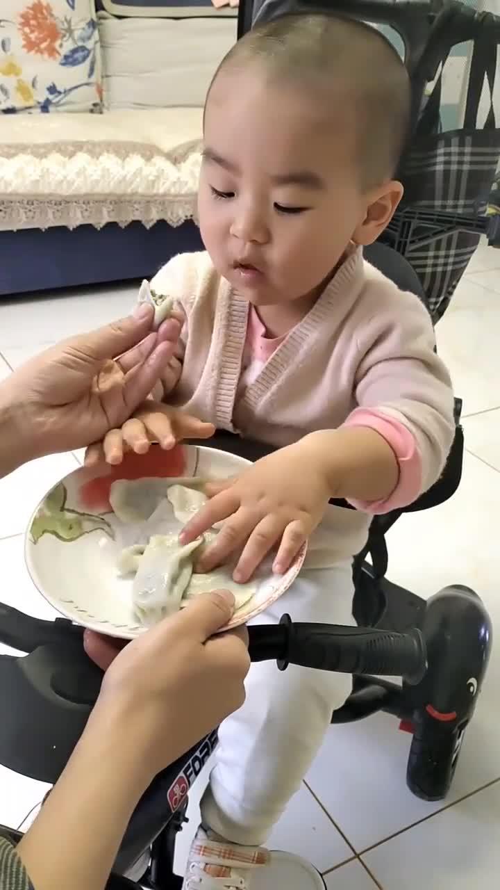 好久没给宝宝包饺子了,馋的不行了,着急忙慌的吃呀