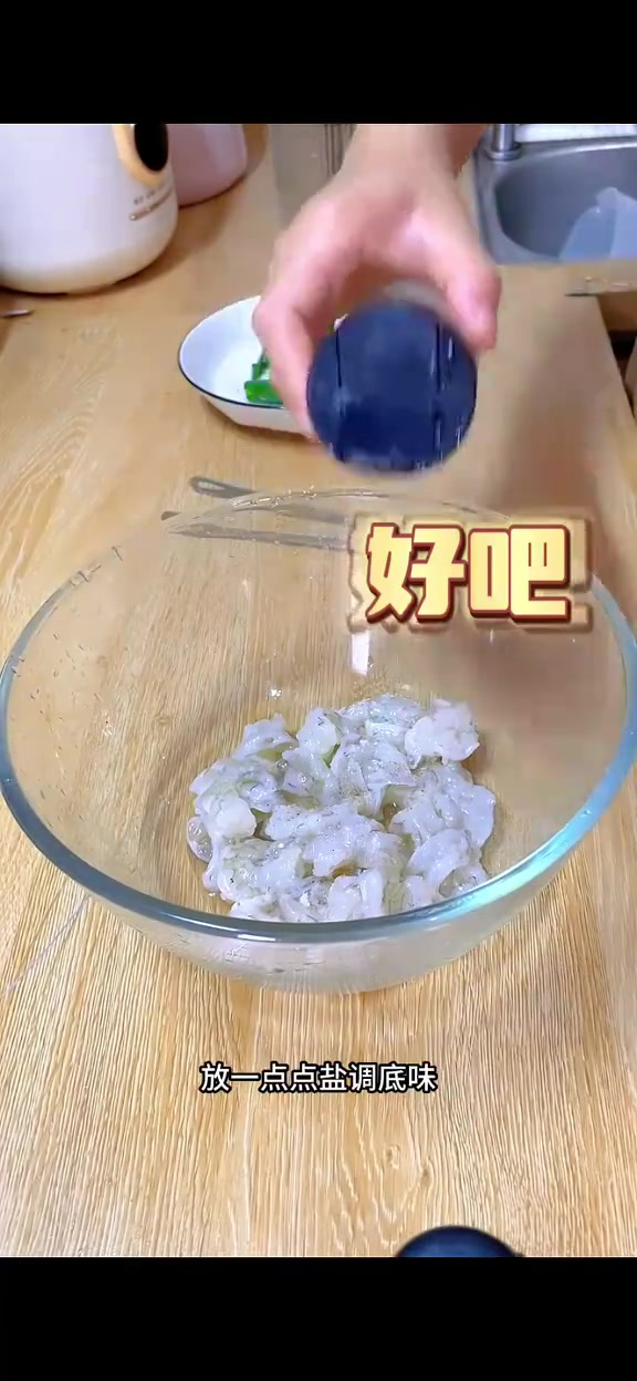 自己做饭吃哦，今天午餐吃葱香虾仁哦