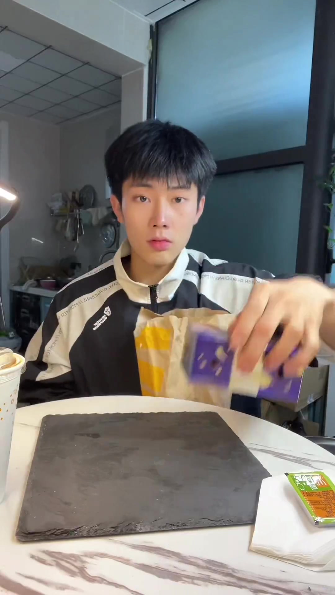 麦当劳新品小汉堡 一口一个堡太爽啦 叫上你的小伙伴赶紧去试试