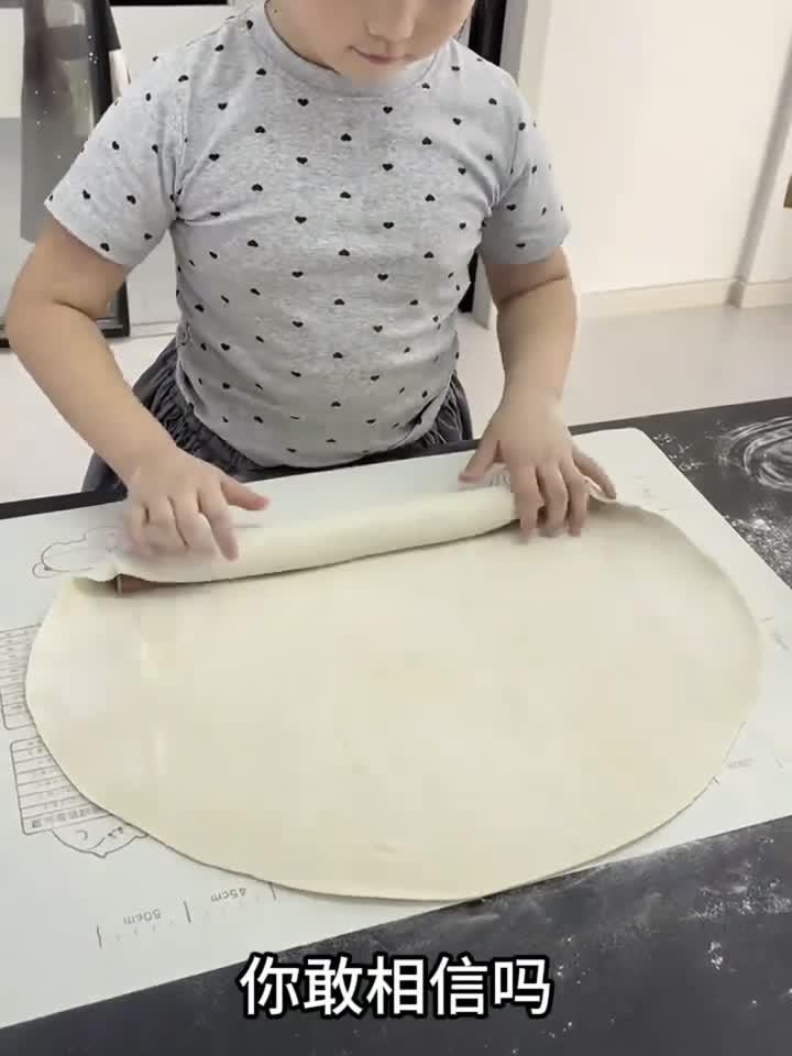 萌娃包饺子的方式也太独特了