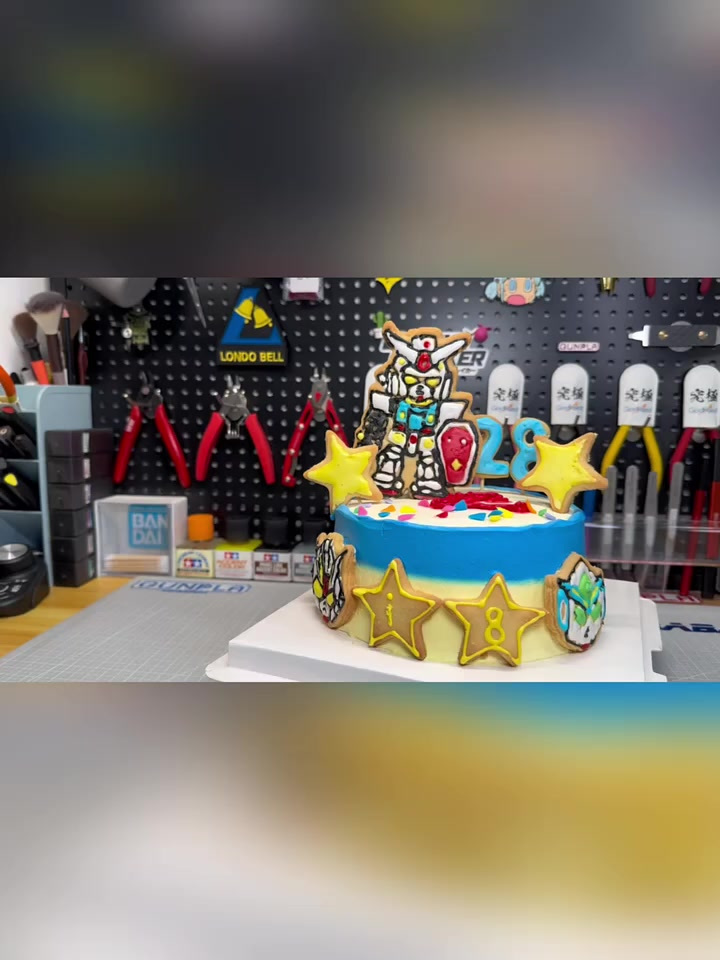 家有胶娘！奔三胶佬喜提女朋友手作高达蛋糕！