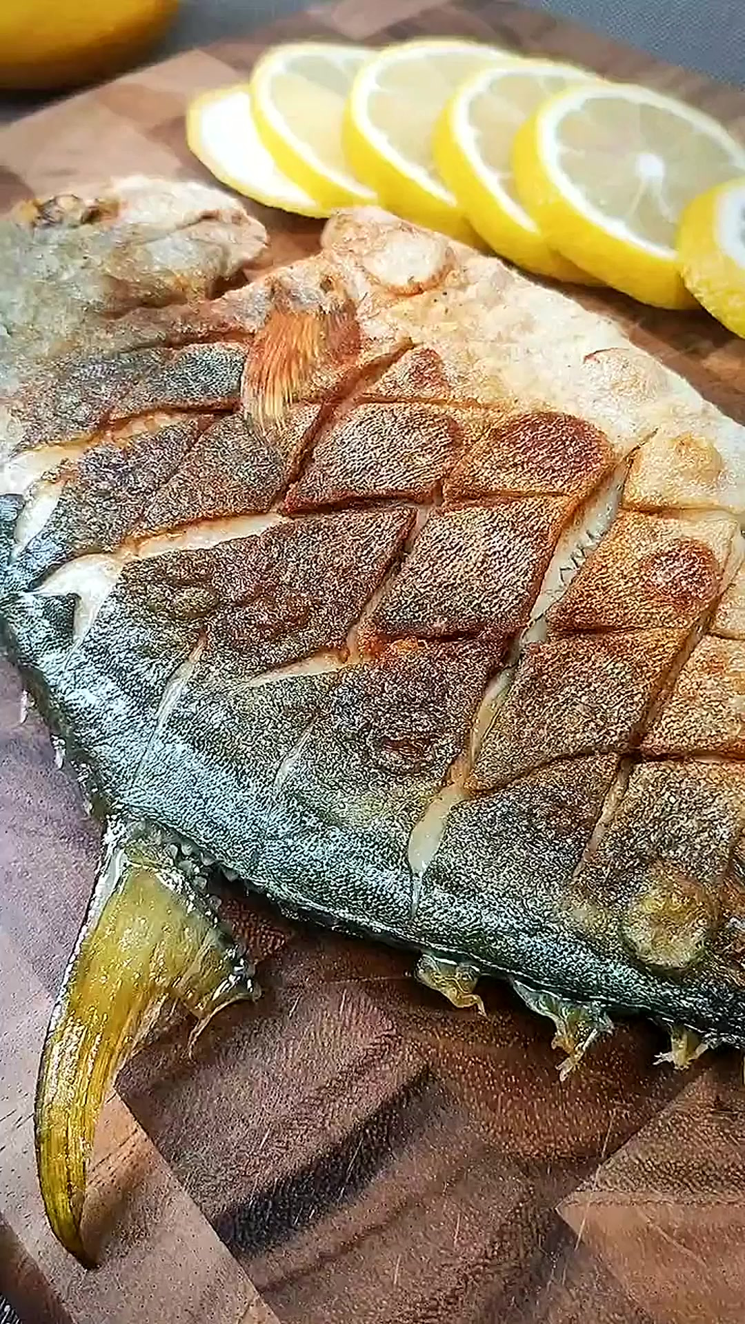 每次去日料店必点的日式煎鲳鱼，皮脆肉嫩，原汁原味