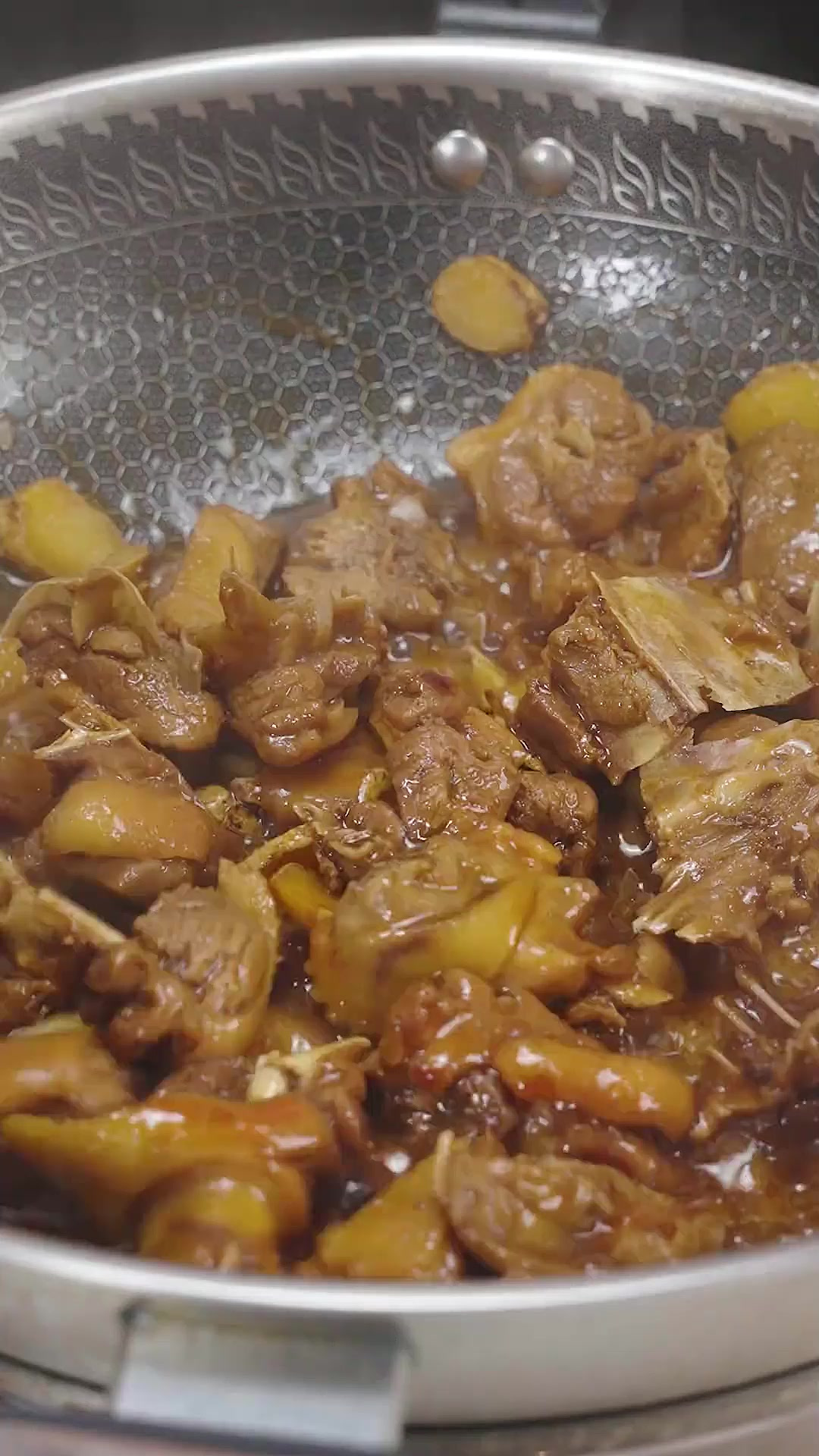 还有谁不会做麻油鸭？美鹤师傅今天给大家分享一个焦香鲜嫩、香到