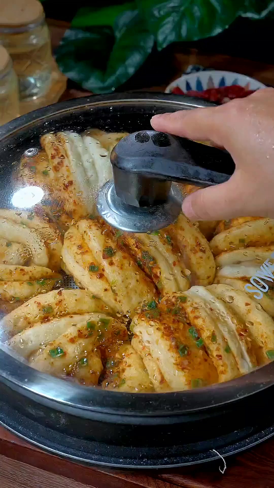 今天蒸了一锅葱花辣子花卷，个个蓬松暄软，葱花翠绿还不变色。不