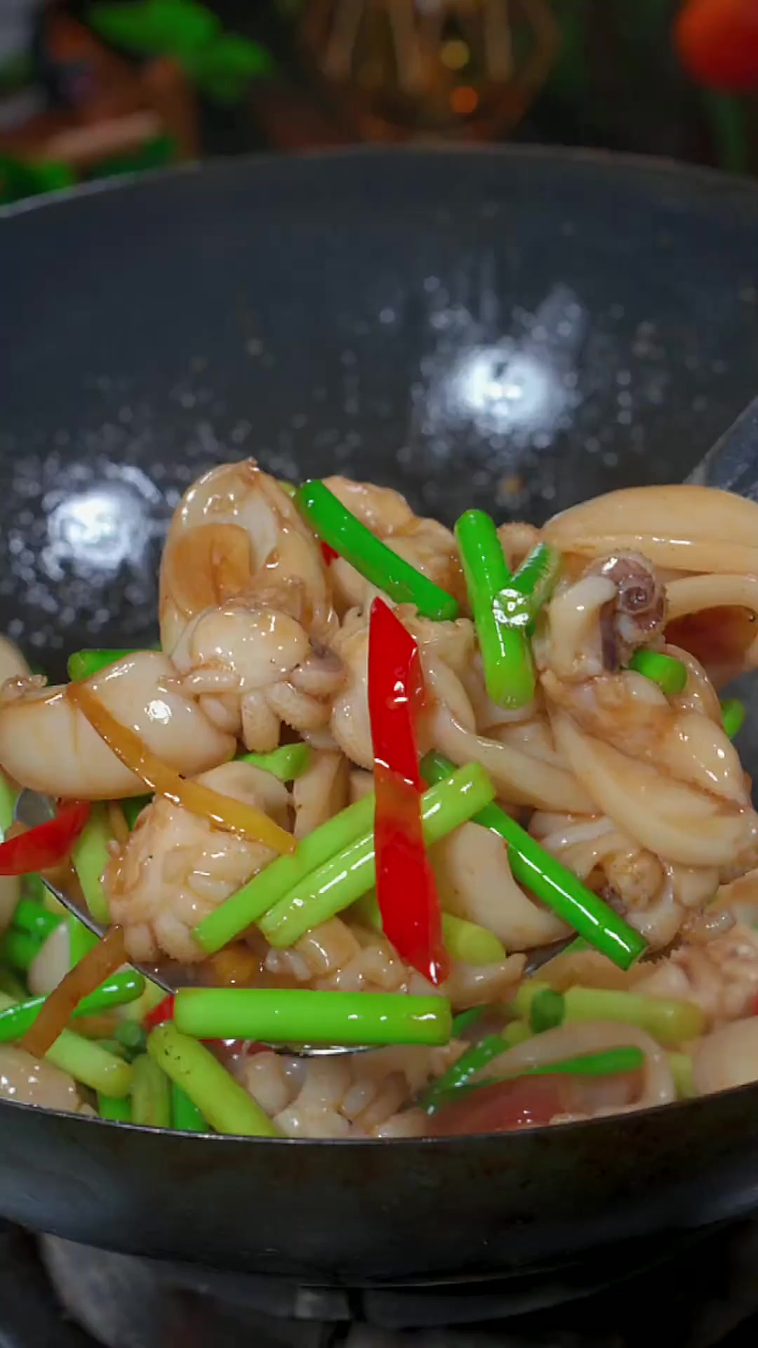 蒜薹炒墨鱼仔，肉质饱满，鲜嫩爽脆，真的太好吃啦！