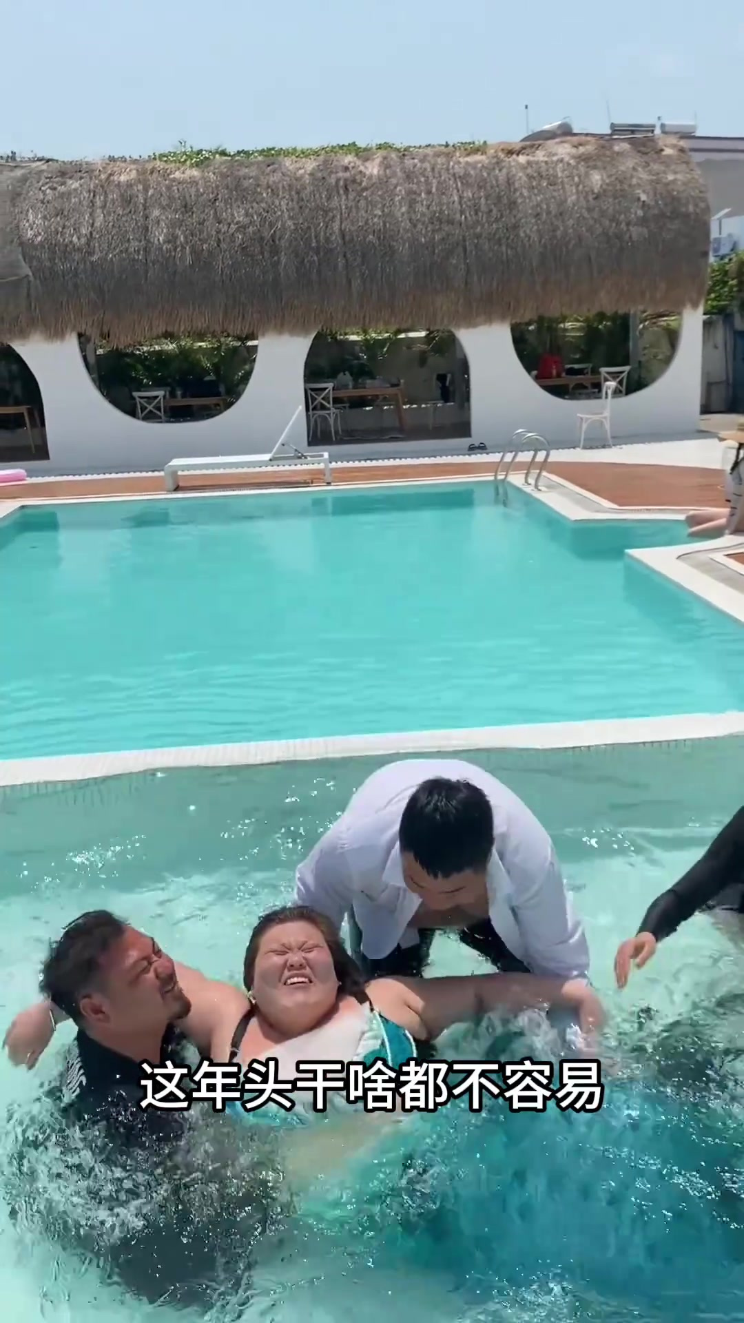 为了拍出美美的婚纱照，也真是不容易啊
