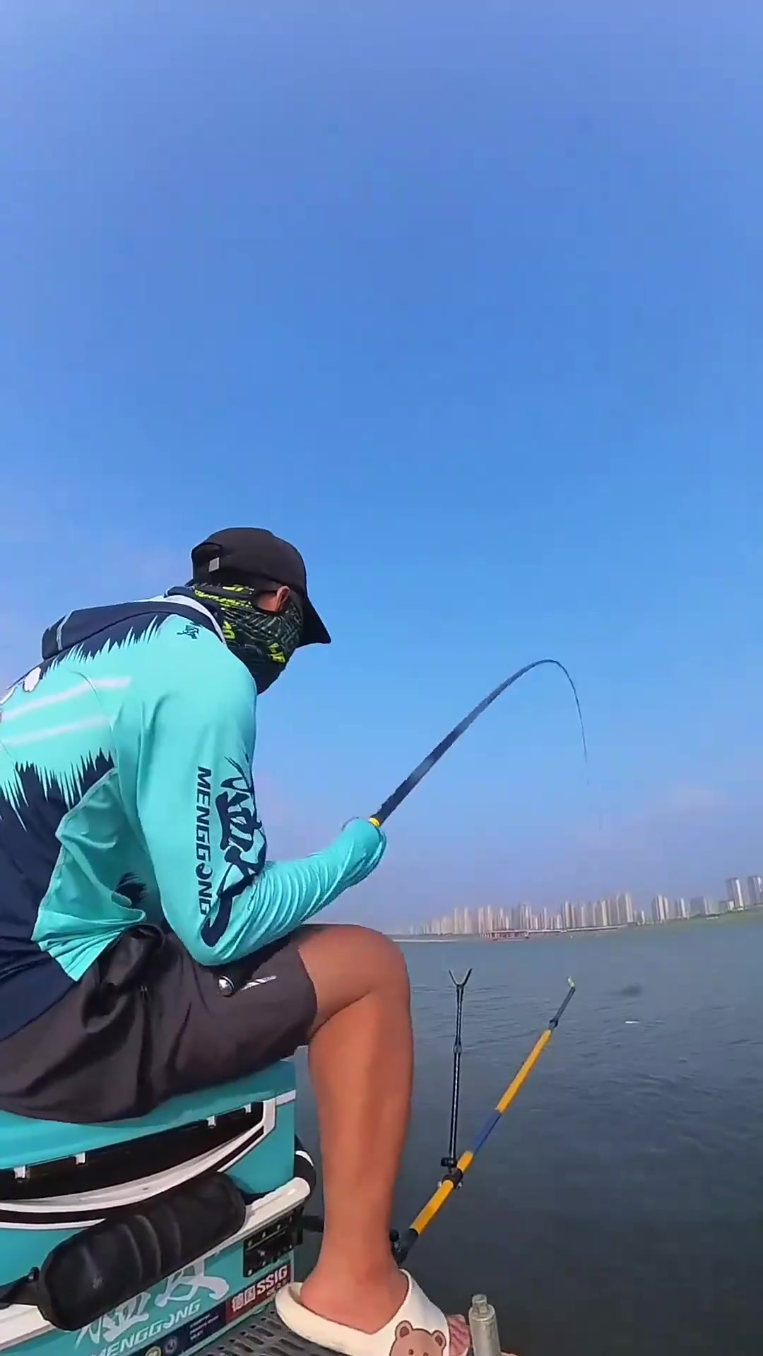 这条鱼多大！你们自己看！久违的淮河连竿巨物