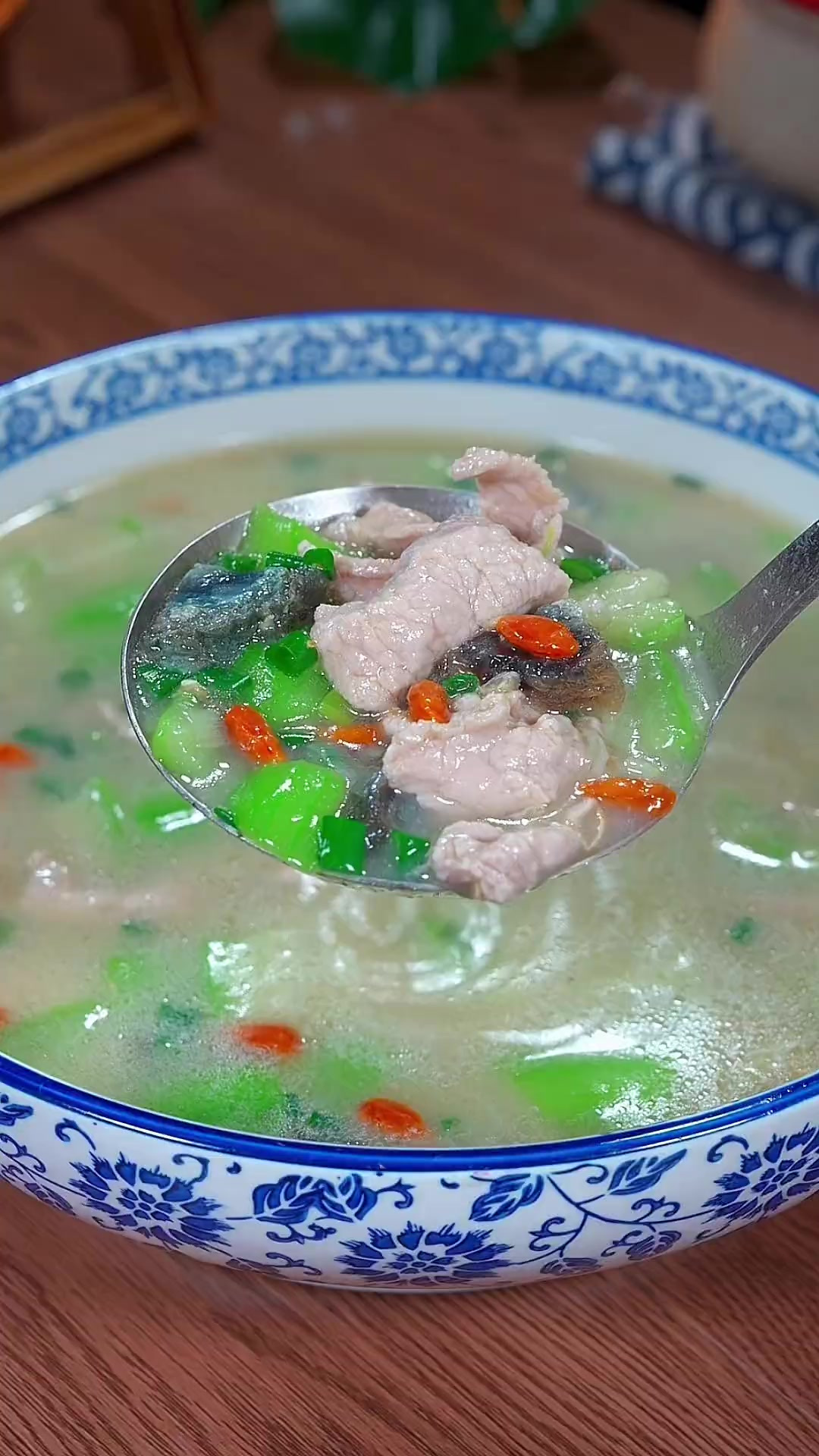 这样的皮蛋肉片汤你吃过吗,汤鲜味美,做法比煮开水还简单