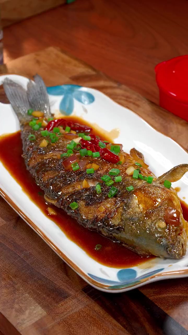 鲫鱼买回家不要总是炖汤了，试试这样做的红烧鲫鱼。鱼肉鲜嫩又入
