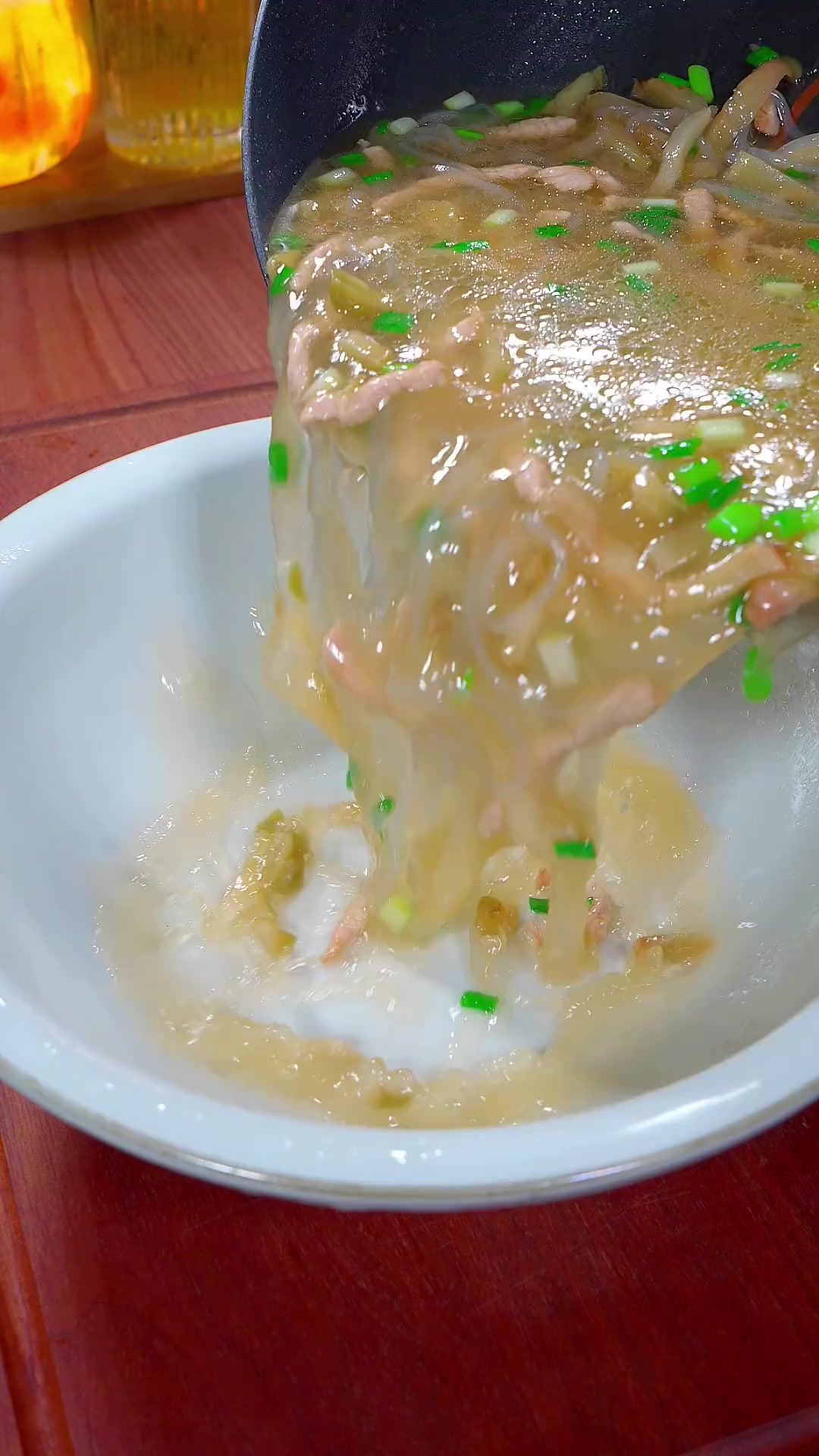 天热不知道吃什么的时候，你可以试试这个榨菜肉丝汤，有汤有粉条