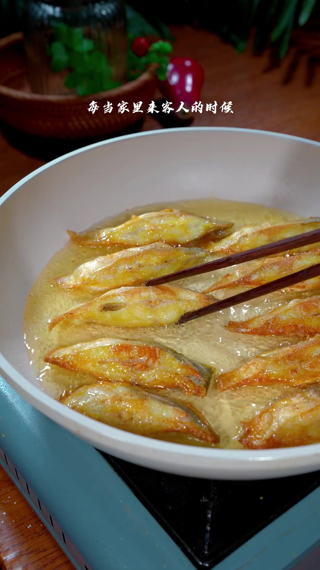 这样做的香煎鲳鱼焦香四溢太香了 现在正是鲳鱼肥美的季节，做这