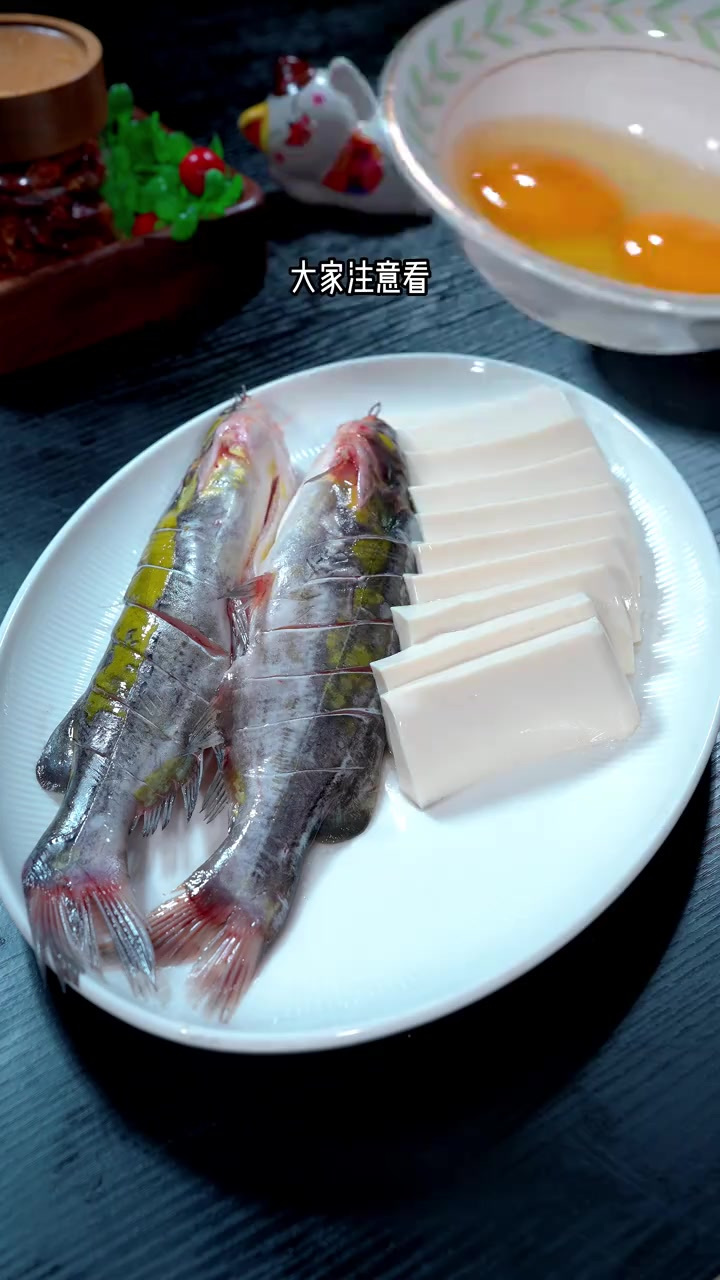 酱椒黄刺鱼做法 大家注意看，平时在家不知道吃什么的时候，那你