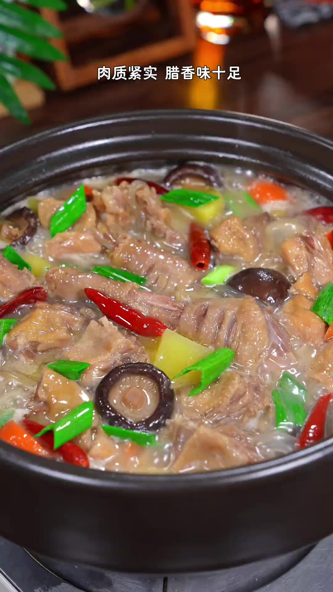 湖北老家的特色美食风干鸡，肉质紧实腊香味十足，汤汁泡饭孩子都