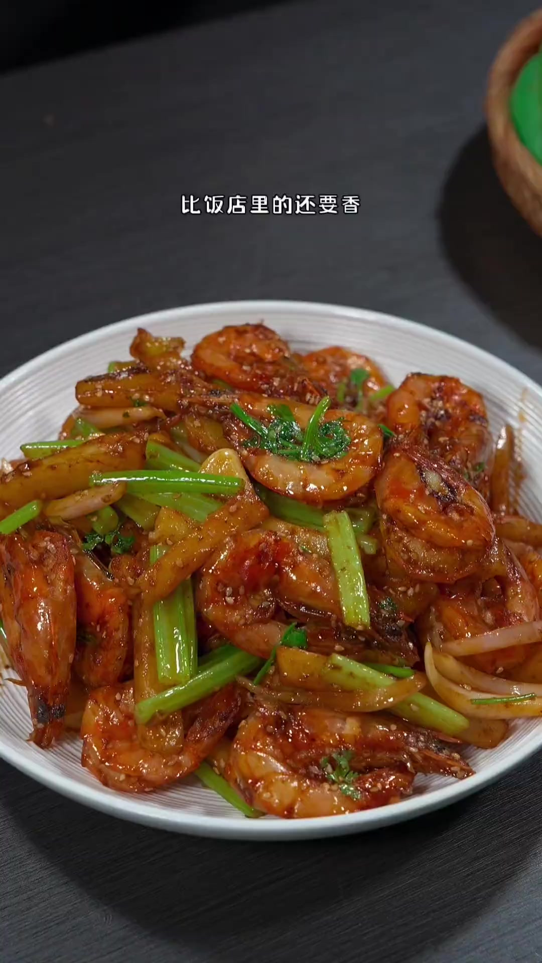 干锅大虾是我家孩子每次去饭店必点的一道菜，今天教大家在家做