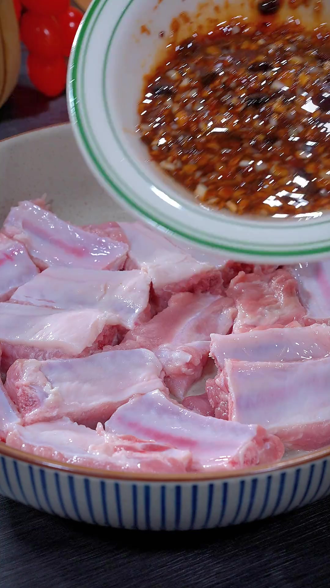 这个蒜蓉豉汁蒸排骨,很多人从三岁吃到80都吃不腻,真的太好吃了