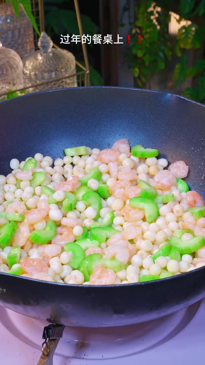 这个苏州的鸡头米，随便搭配点青瓜虾仁炒一下，就是很受欢迎的一