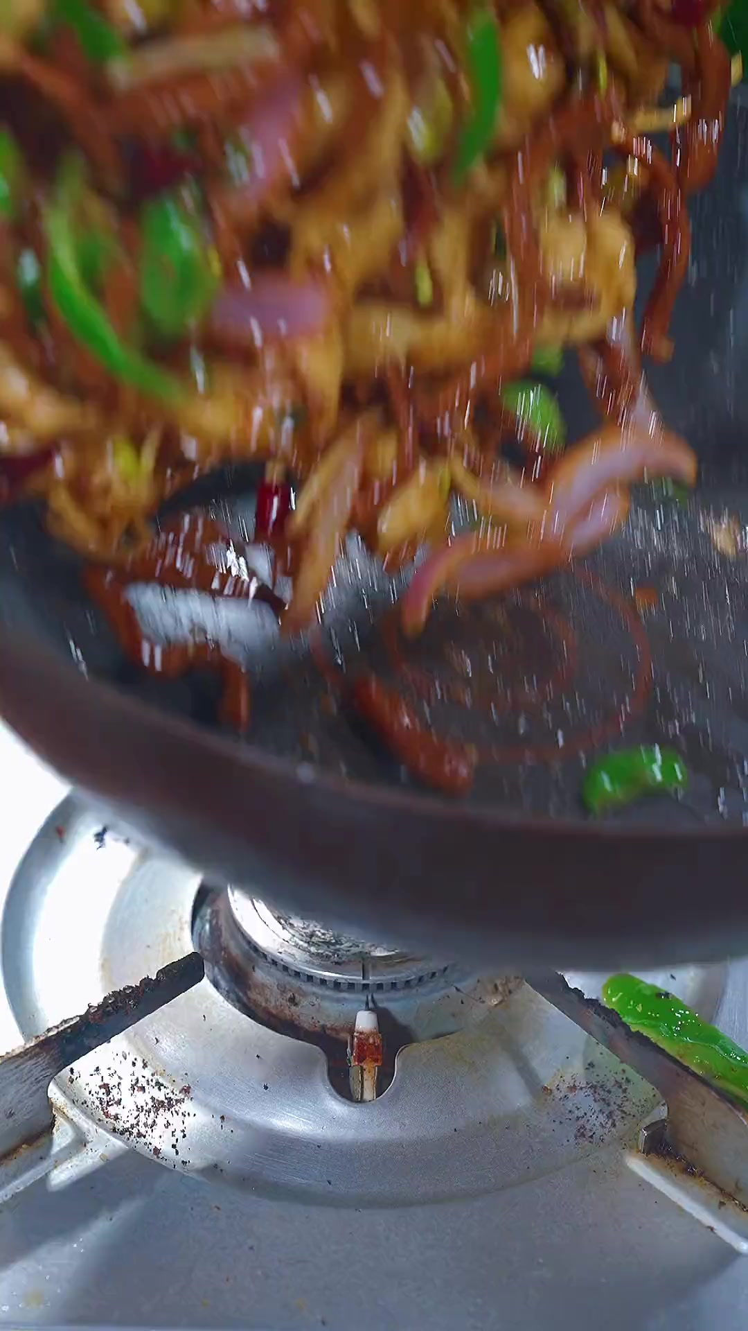 简单几种调料在家就能做出大排档好吃的肉丝炒刀削面,做法简单