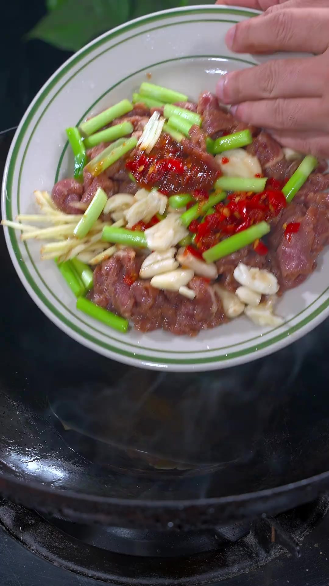 辣椒木耳炒牛肉 炒牛肉很多人都做不好，又硬又柴咬不动，今天教