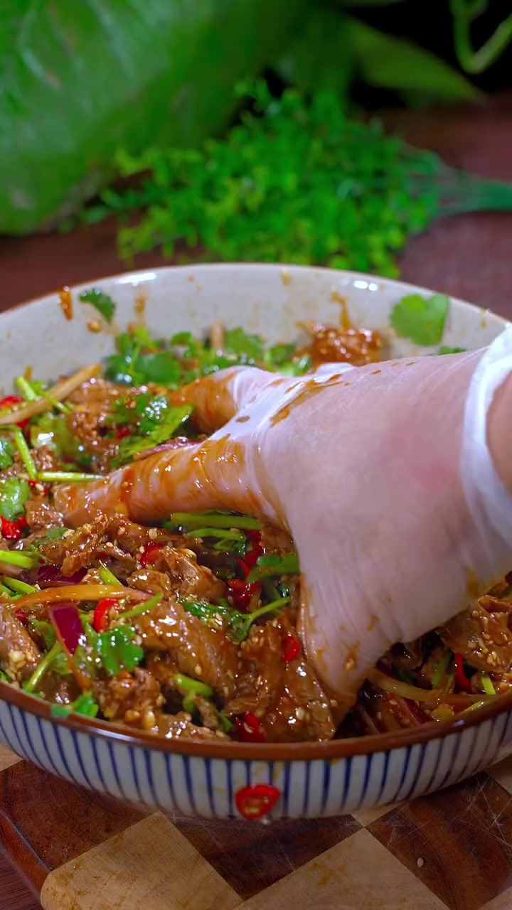 以后你要是想吃牛肉了，你就像我这样拌一个椒麻牛肉，简单营养又