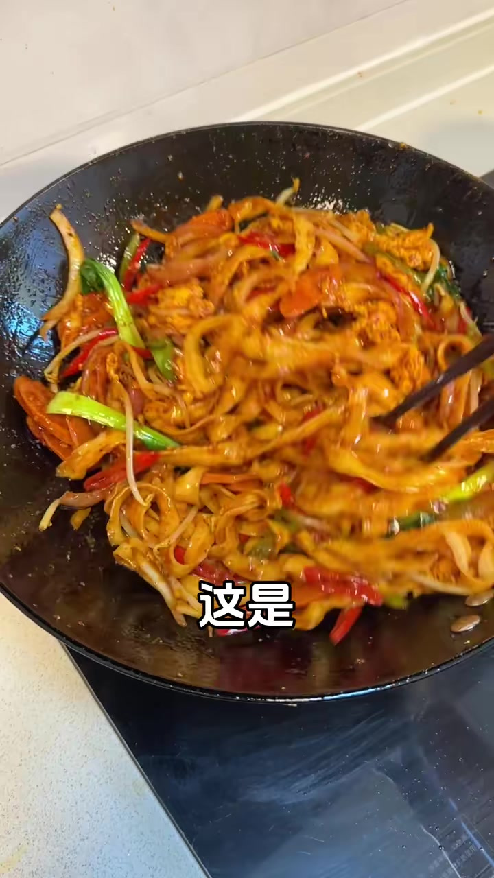 下班5分钟就能搞定的爆辣炒刀削面,面条劲道锅气十足,真的爆香