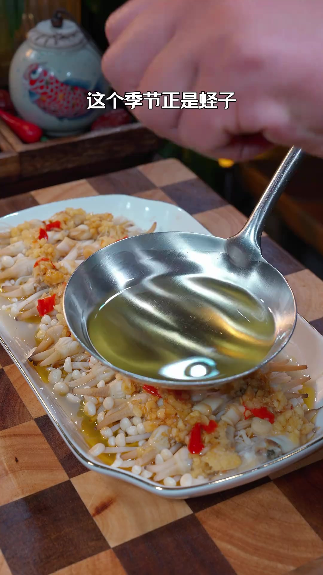 以后家里来客，你就像我这样做道蒜蓉粉丝蒸蛏子，鲜美入味特别好