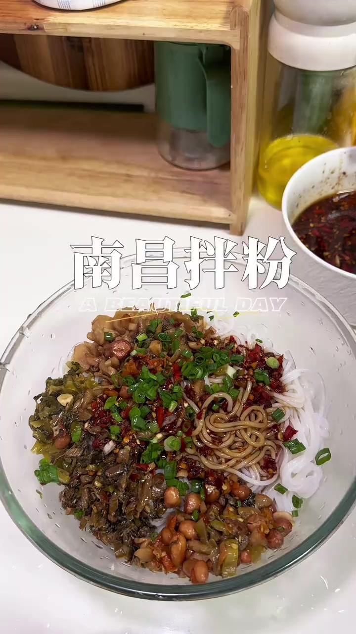 不用去南昌就能吃到正宗的南昌拌粉，配上皮蛋肉饼瓦罐汤 绝了
