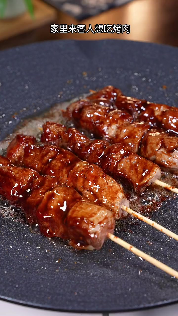 滋滋冒油的香酥五花肉串，在家自己做，一点不比外面差