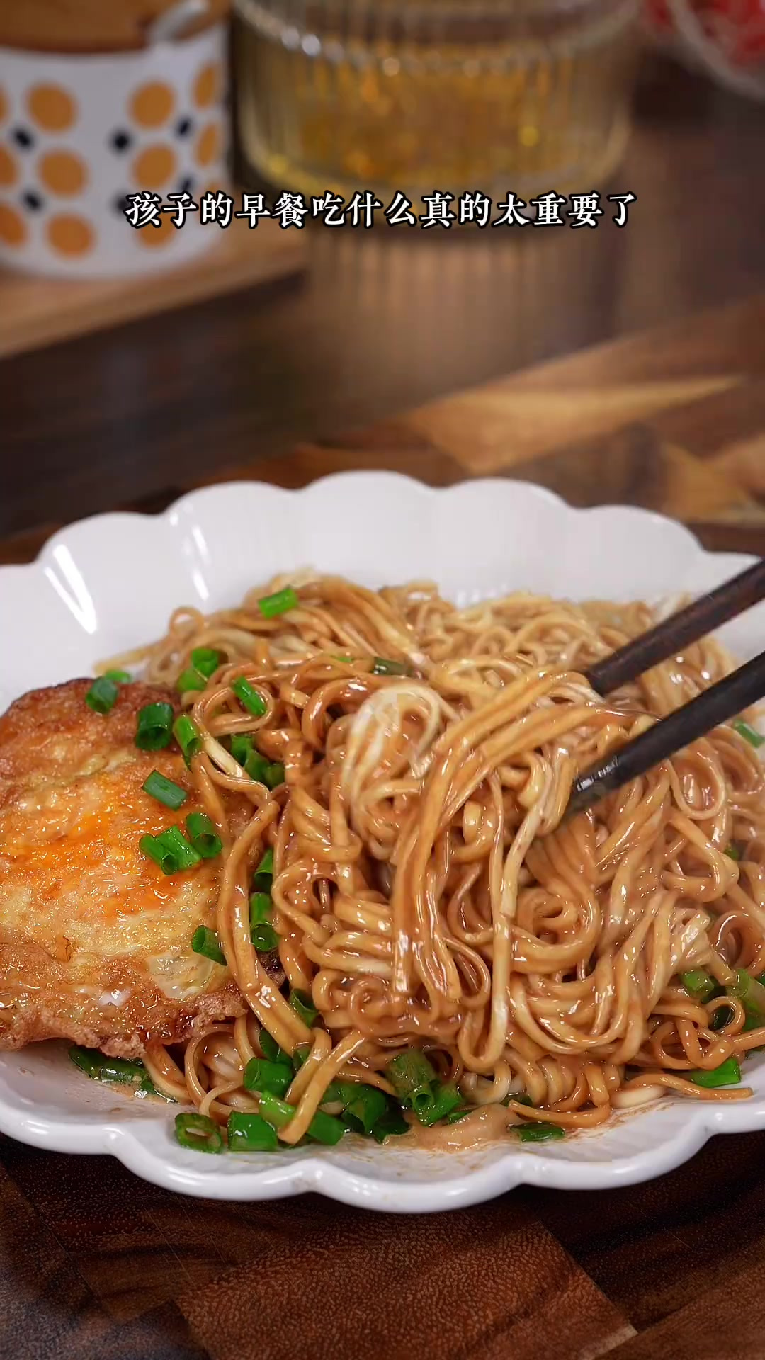 传统石磨花生酱是真的香，醇香浓郁，不成坨不结块，用来拌面蘸饺