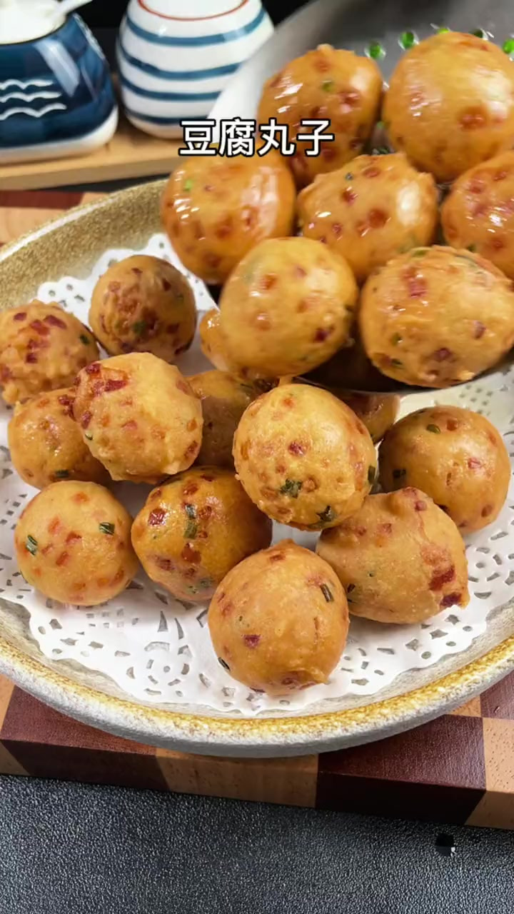 豆腐买回来不要总是红烧了,像我这样做一个豆腐丸子,外酥里嫩是