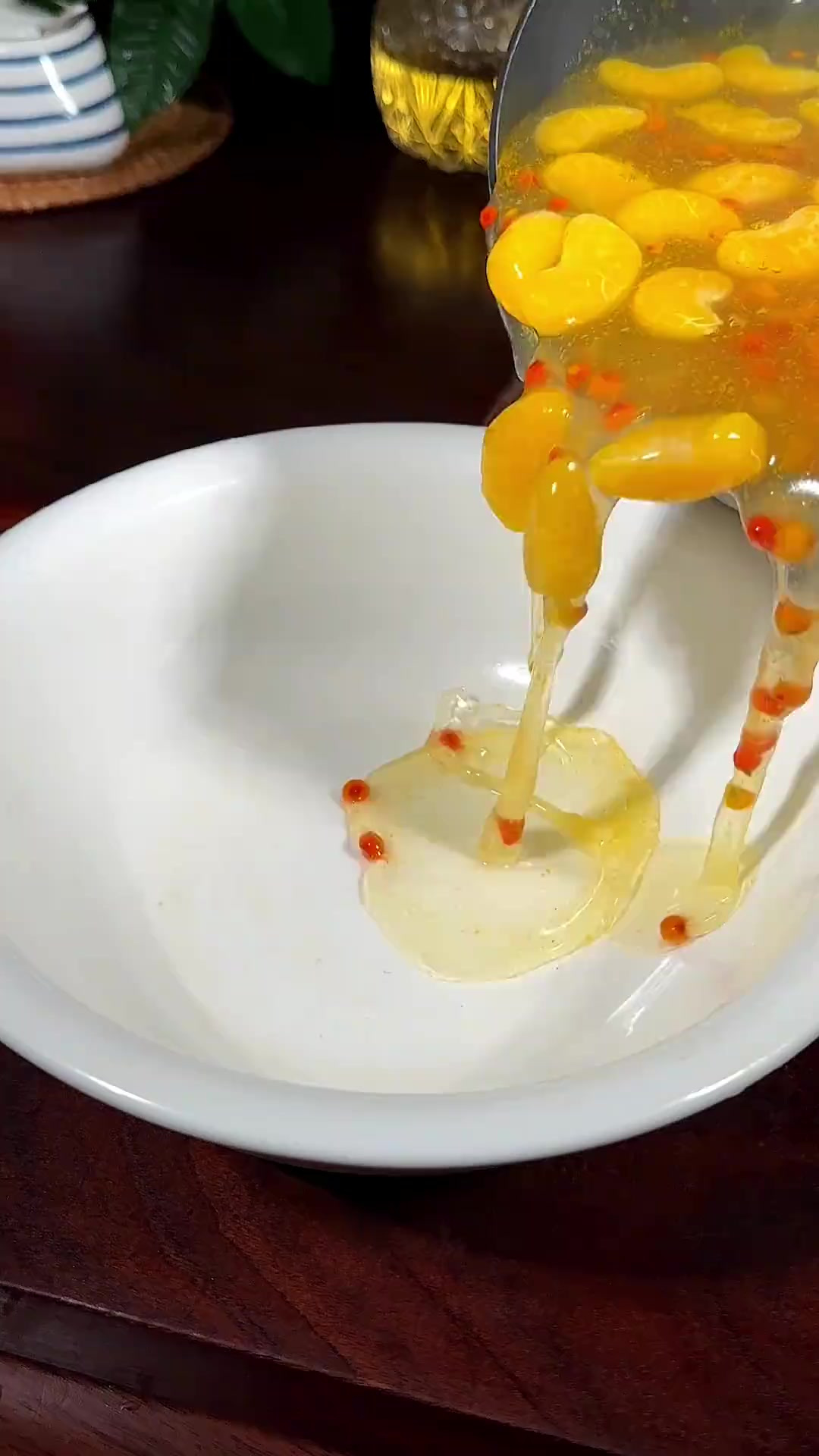 过年的餐桌上，一定要安排这个沙棘水果汤，酸甜可口，清爽又解腻