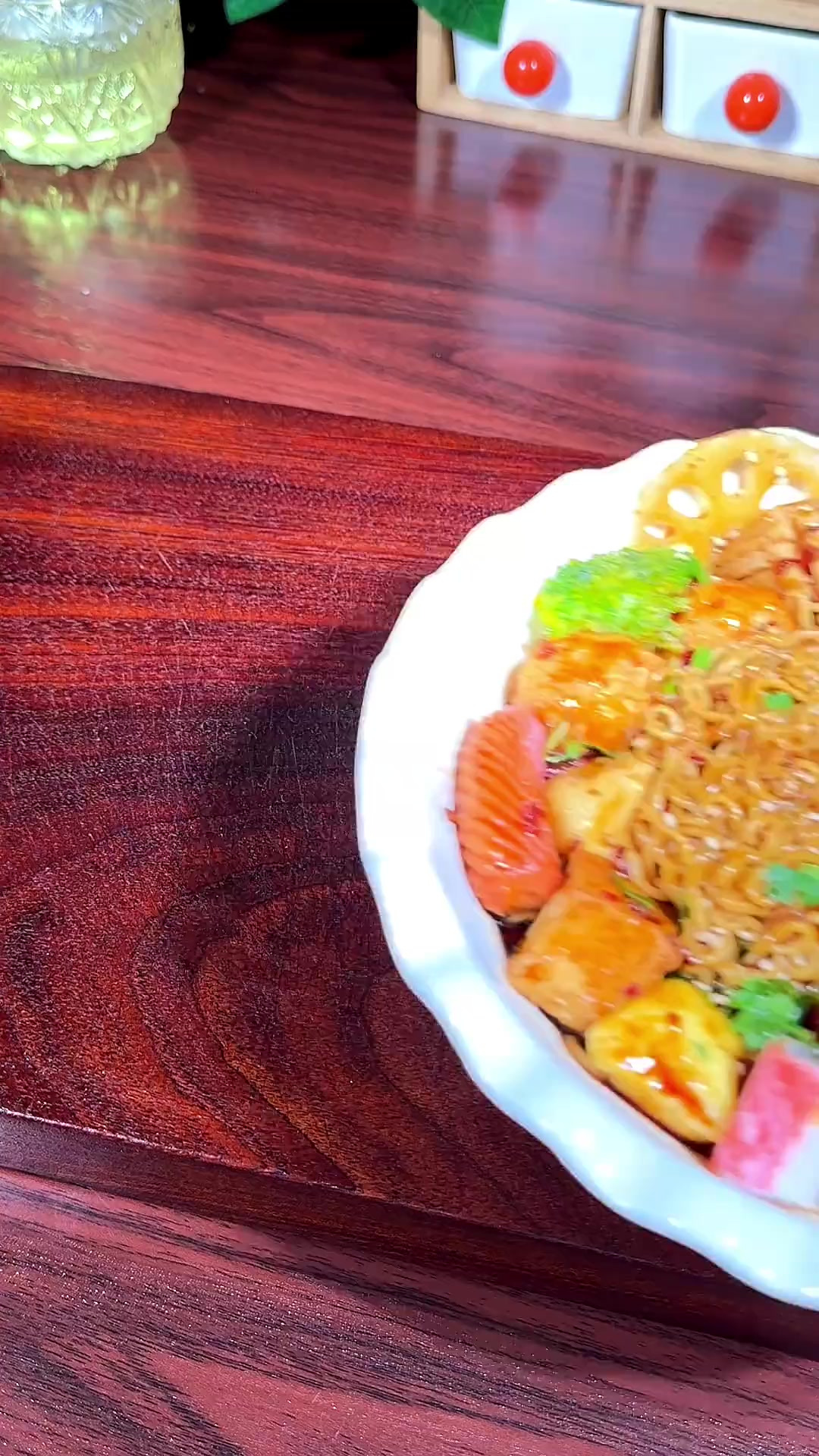 天热了，不知道吃什么，那就花几分钟，做一碗酸辣过瘾的凉拌面吧